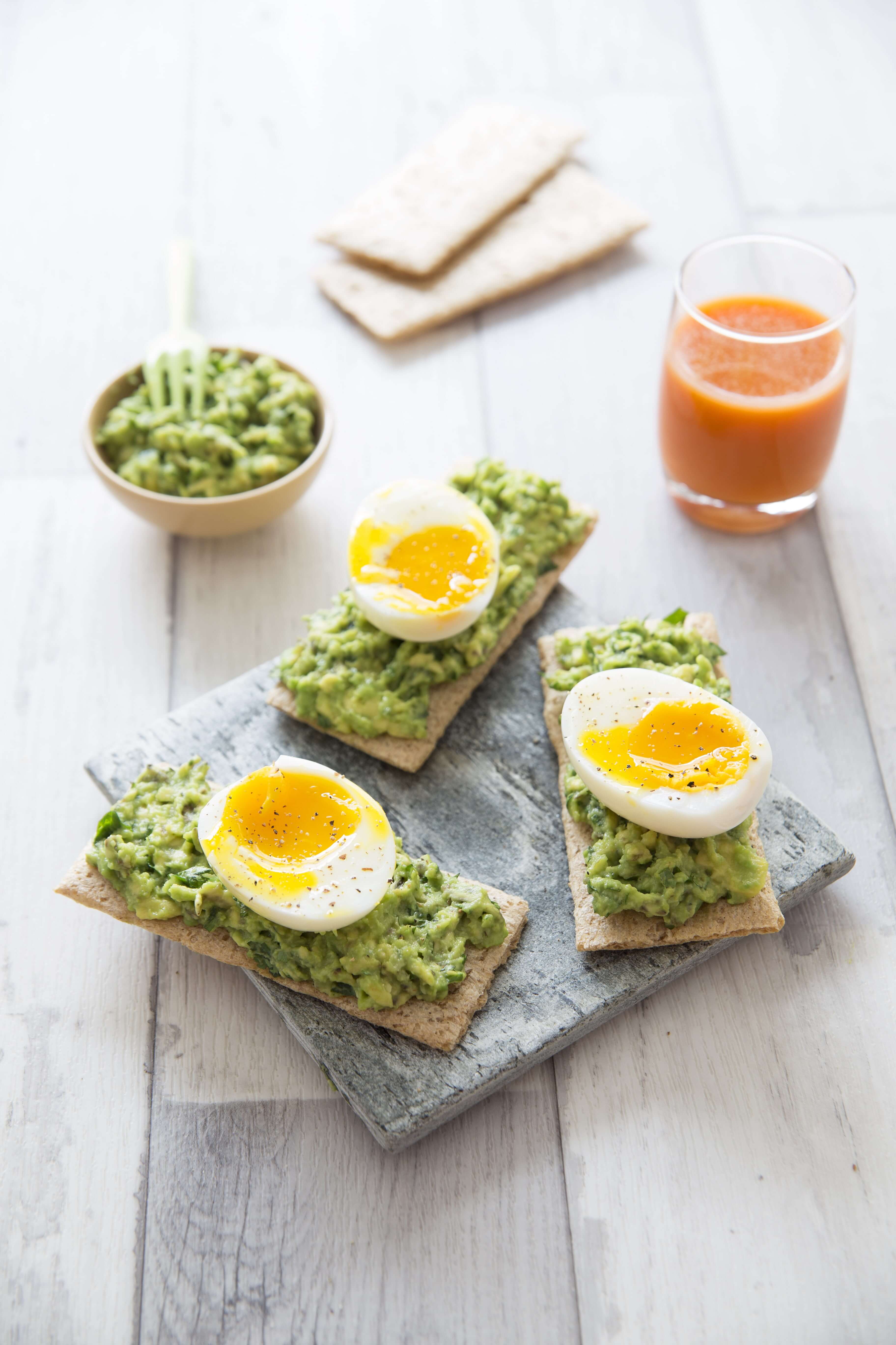 tartines_avocat_oeuf_mollet2-min